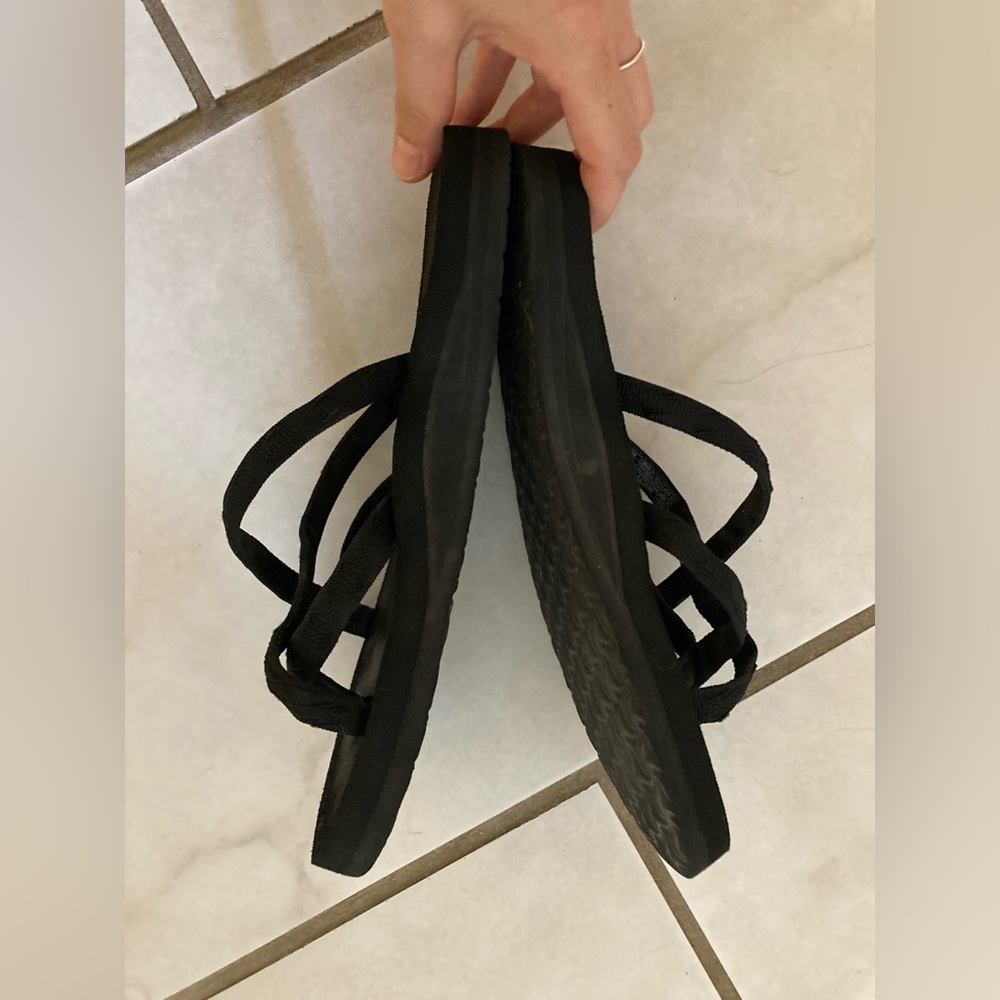 Teva olowahu sandals in black